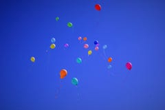 Ballons color?s dans le ciel bleu photographie stock Ballons color?s dans le ciel bleu photographie stock