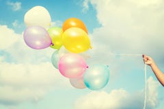 Ballons colorés sur le ciel bleu photographie stock Ballons colorés sur le ciel bleu photographie stock