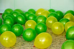 Ballons de deux couleurs vertes et de mensonge jaune sur le plancher photographie stock Ballons de deux couleurs vertes et de mensonge jaune sur le plancher photographie stock