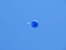 Ballons de Flying Blue remplis par hélium chez Sunny Sky images libres de droits Ballons de Flying Blue remplis par hélium chez Sunny Sky images libres de droits