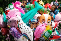 Ballons för tecknad filmtecken som är till salu på festival royaltyfri foto Ballons för tecknad filmtecken som är till salu på festival royaltyfri foto