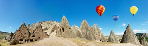 Ballons à air chauds colorés volant au-dessus des falaises volcaniques chez Cappadocia, Anatolie, Turquie Photo libre de droits Ballons à air chauds colorés volant au-dessus des falaises volcaniques chez Cappadocia, Anatolie, Turquie Photo libre de droits