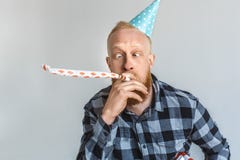balon kiście kalendarza pojęcia daty urodzin gospodarstwa, miniatura człowieka szczęśliwa pozycję Dorośleć mężczyzny patrzeje nos fotografia royalty free balon kiście kalendarza pojęcia daty urodzin gospodarstwa, miniatura człowieka szczęśliwa pozycję Dorośleć mężczyzny patrzeje nos fotografia royalty free