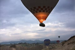 Balon lata nad doliną w Cappadocia 12 05 2018 indyk obraz royalty free Balon lata nad doliną w Cappadocia 12 05 2018 indyk obraz royalty free