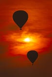 2 balones de aire contra un cielo rojo fotos de archivo libres de regalías 2 balones de aire contra un cielo rojo fotos de archivo libres de regalías