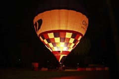 Baloon dell'aria calda che inizia a volare nel cielo di sera Fotografie Stock Baloon dell'aria calda che inizia a volare nel cielo di sera Fotografie Stock