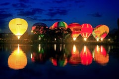 Baloon dell'aria calda che inizia a volare nel cielo di sera Immagine Stock Baloon dell'aria calda che inizia a volare nel cielo di sera Immagine Stock