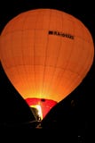 Baloon dell'aria calda che inizia a volare nel cielo di sera Immagine Stock Baloon dell'aria calda che inizia a volare nel cielo di sera Immagine Stock