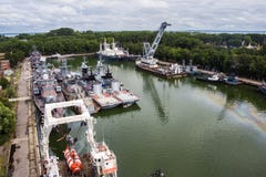 Baltiysk, regione di Kaliningrad, Russia - 8 agosto 2014: Vista aerea alle navi militari russe della flotta baltica ancorate nell immagine stock libera da diritti Baltiysk, regione di Kaliningrad, Russia - 8 agosto 2014: Vista aerea alle navi militari russe della flotta baltica ancorate nell immagine stock libera da diritti
