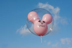 Balão cor-de-rosa de Mickey Mouse com céu azul Disneylândia imagens de stock Balão cor-de-rosa de Mickey Mouse com céu azul Disneylândia imagens de stock