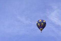 Balão de ar quente no céu foto de stock Balão de ar quente no céu foto de stock