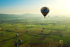 Balões de ar quente que voam sobre Cappadocia, Turquia foto de stock Balões de ar quente que voam sobre Cappadocia, Turquia foto de stock