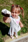 Bambina adorabile che mangia un gelato immagini stock Bambina adorabile che mangia un gelato immagini stock