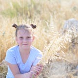 Bambina adorabile del ritratto, et? 9-10 sul campo giallo di autunno immagine stock libera da diritti Bambina adorabile del ritratto, et? 9-10 sul campo giallo di autunno immagine stock libera da diritti