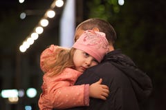 Bambina che abbraccia suo padre immagini stock Bambina che abbraccia suo padre immagini stock