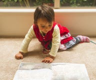 Bambina che legge un libro fotografia stock libera da diritti Bambina che legge un libro fotografia stock libera da diritti