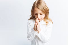 Bambina che prega sulle sue ginocchia a Dio, fondo isolato, comunione con Dio, dolce e bello immagine stock Bambina che prega sulle sue ginocchia a Dio, fondo isolato, comunione con Dio, dolce e bello immagine stock
