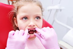 Bambina che si siede sulla sedia dentaria nell'ufficio pediatrico dei dentisti fotografie stock Bambina che si siede sulla sedia dentaria nell'ufficio pediatrico dei dentisti fotografie stock