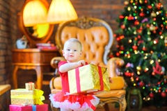 Bambina che tiene un regalo da un nastro rosso immagini stock libere da diritti Bambina che tiene un regalo da un nastro rosso immagini stock libere da diritti