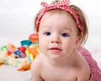 Bambina con i giocattoli fotografia stock libera da diritti Bambina con i giocattoli fotografia stock libera da diritti
