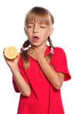 Bambina con il limone immagini stock libere da diritti Bambina con il limone immagini stock libere da diritti