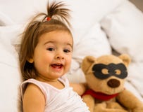 Bambina con l'eroe eccellente del giocattolo immagine stock Bambina con l'eroe eccellente del giocattolo immagine stock