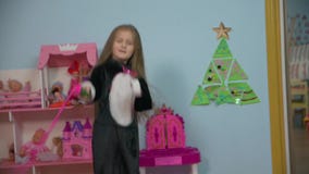 Bambina con la corda di salto Bambina con la corda di salto