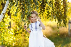Bambina con pregare La pace, speranza, sogna il concetto ritratto di piccola bella ragazza nella natura immagine stock libera da diritti Bambina con pregare La pace, speranza, sogna il concetto ritratto di piccola bella ragazza nella natura immagine stock libera da diritti