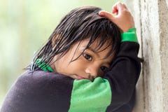 Bambina della filippina sotto la pioggia fotografia stock libera da diritti Bambina della filippina sotto la pioggia fotografia stock libera da diritti