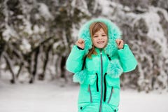 Bambina divertente divertendosi nel bello parco di inverno immagini stock libere da diritti Bambina divertente divertendosi nel bello parco di inverno immagini stock libere da diritti