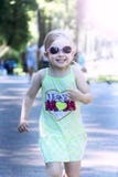 Bambina felice che corre nel parco della città nel giorno di estate Emitions puerili positivi fotografia stock Bambina felice che corre nel parco della città nel giorno di estate Emitions puerili positivi fotografia stock
