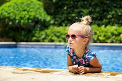 Bambina felice nella piscina all'aperto il giorno di estate caldo I bambini imparano nuotare Gioco di bambini nella localit? di s fotografia stock Bambina felice nella piscina all'aperto il giorno di estate caldo I bambini imparano nuotare Gioco di bambini nella localit? di s fotografia stock