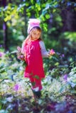 Bambina in foresta sping fotografie stock libere da diritti Bambina in foresta sping fotografie stock libere da diritti