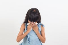 Bambina malata che soffia il suo naso isolato su bianco Fotografie Stock Bambina malata che soffia il suo naso isolato su bianco Fotografie Stock