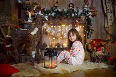 Bambina in pigiami alla notte di Natale fotografie stock libere da diritti Bambina in pigiami alla notte di Natale fotografie stock libere da diritti