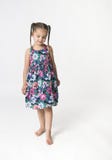 Bambina su fondo bianco che guarda giù fotografie stock Bambina su fondo bianco che guarda giù fotografie stock