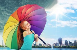 Bambina sveglia che cammina nella pioggia fotografie stock libere da diritti Bambina sveglia che cammina nella pioggia fotografie stock libere da diritti