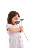 Bambina sveglia con i fiori della sorgente fotografia stock libera da diritti Bambina sveglia con i fiori della sorgente fotografia stock libera da diritti