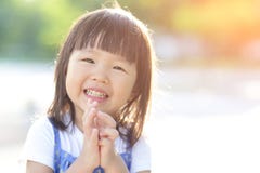 Bambina sveglia felice fotografie stock libere da diritti Bambina sveglia felice fotografie stock libere da diritti