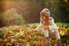 Bambina in un parco di autunno fotografia stock Bambina in un parco di autunno fotografia stock