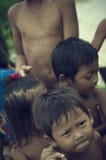 Bambini cambogiani poveri che sorridono o che giocano immagini stock Bambini cambogiani poveri che sorridono o che giocano immagini stock