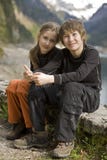 bambini che fanno un'escursione le montagne Fotografie Stock Libere da Diritti bambini che fanno un'escursione le montagne Fotografie Stock Libere da Diritti