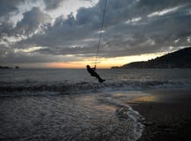 Bambini che giocano al tramonto dal mare immagini stock libere da diritti Bambini che giocano al tramonto dal mare immagini stock libere da diritti
