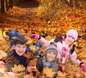 Bambini che giocano in autunno Fotografia Stock Libera da Diritti Bambini che giocano in autunno Fotografia Stock Libera da Diritti
