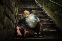 Bambini che giudicano terra Planetin segreta fotografia stock Bambini che giudicano terra Planetin segreta fotografia stock