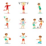 Bambini che praticano gli sport e le attività fisiche differenti nella palestra della classe di educazione fisica ed all'aperto G illustrazione di stock Bambini che praticano gli sport e le attività fisiche differenti nella palestra della classe di educazione fisica ed all'aperto G illustrazione di stock