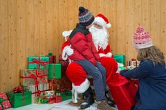 Bambini che visitano la grotta di Santa Fotografie Stock Libere da Diritti Bambini che visitano la grotta di Santa Fotografie Stock Libere da Diritti