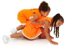 Bambini della ragazza della sorella in uniforme che gioca pallacanestro immagini stock libere da diritti Bambini della ragazza della sorella in uniforme che gioca pallacanestro immagini stock libere da diritti
