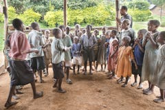 Bambini di dancing e di canto in Africa immagine stock libera da diritti Bambini di dancing e di canto in Africa immagine stock libera da diritti