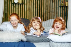 Bambini di divertimento con i libri Il concetto dello stile di vita, infanzia, educat immagini stock libere da diritti Bambini di divertimento con i libri Il concetto dello stile di vita, infanzia, educat immagini stock libere da diritti